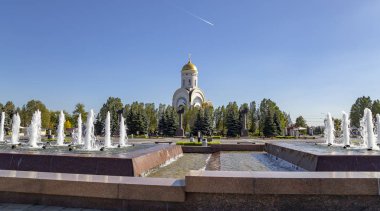Moskova, Rusya Eylül 16, 2014: Poklonnaya tepe (Gora), Moskova, Rusya Üzerinde St George Kilisesi. Kilise 1995 yılında inşa edilmiştir..