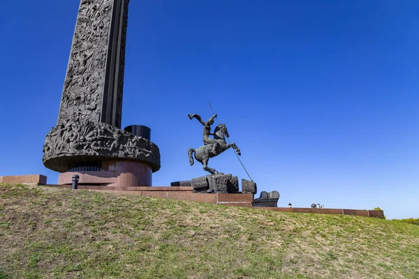 モスクワ ロシア 2014年9月16日 ロシア モスクワのビクトリーパークのポクロンナヤの丘の上でドラゴンを殺害した聖ジョージの記念碑 大祖国戦争中に亡くなった人々を追悼して建てられた記念碑 — ストック写真