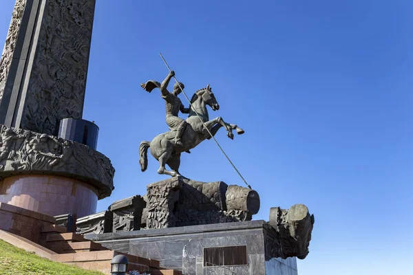 俄罗斯莫斯科 2014年9月16日 圣乔治纪念碑在胜利公园的波克隆纳亚山上杀死一条龙 为纪念在伟大的卫国战争中牺牲的人们而建造的纪念建筑群 — 图库照片