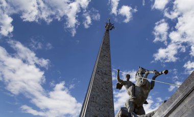 Moskova, Rusya Eylül 16, 2014: Zafer Parkı'nda Poklonnaya tepesinde bir ejderha katleden Aziz George Anıtı, Moskova, Rusya