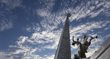 Moskova, Rusya Eylül 16, 2014: Zafer Parkı'nda Poklonnaya tepesinde bir ejderha katleden Aziz George Anıtı, Moskova, Rusya