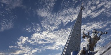 Moskova, Rusya Eylül 16, 2014: Zafer Parkı'nda Poklonnaya tepesinde bir ejderha katleden Aziz George Anıtı, Moskova, Rusya