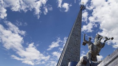 Moskova, Rusya Eylül 16, 2014: Zafer Parkı'nda Poklonnaya tepesinde bir ejderha katleden Aziz George Anıtı, Moskova, Rusya