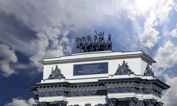 俄罗斯莫斯科 2014年9月16日 俄罗斯莫斯科库图佐夫大道上的凯旋拱门 这座凯旋门是为了纪念1814年俄罗斯伟大的胜利而建造的 — 图库照片
