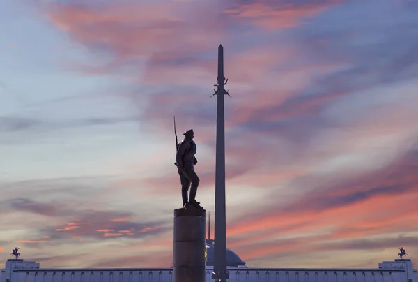 莫斯科 俄罗斯2014年9月16日 俄罗斯莫斯科波克隆纳亚山胜利公园的战争纪念馆 为纪念在伟大的卫国战争中牺牲的人们而建造的纪念建筑群 — 图库照片