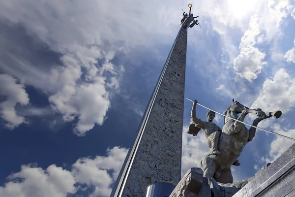モスクワ ロシア 2014年9月16日 ロシア モスクワ ロシア ビクトリーパークのポクロンナヤの丘の上でドラゴンを殺す聖ジョージの記念碑 — ストック写真
