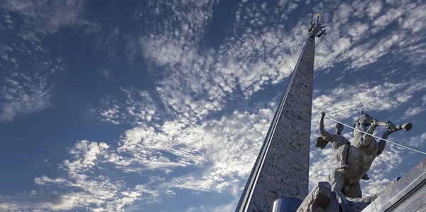 Moskova, Rusya Eylül 16, 2014: Zafer Parkı'nda Poklonnaya tepesinde bir ejderha katleden Aziz George Anıtı, Moskova, Rusya