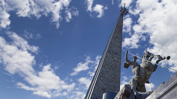 俄罗斯莫斯科 2014年9月16日 俄罗斯莫斯科胜利公园的波克隆纳亚山上杀死一条龙的圣乔治纪念碑 — 图库照片