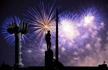Poklonnaya Tepesi'ndeki Zafer Parkı'ndaki Savaş anıtı üzerinde havai fişekler (Gora), Moskova, Rusya.