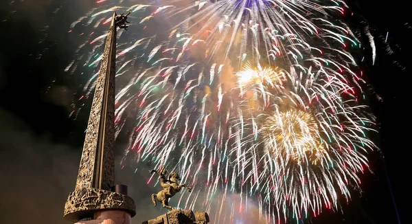 ポクロンナヤヒル(ゴラ)の勝利公園の戦争記念碑上の花火、モスクワ、ロシア. — ストック写真