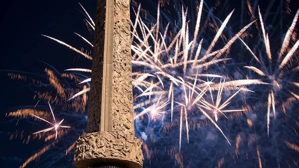 Vuurwerk over het oorlogsmonument in Victory Park op Poklonnaya Hill (Gora), Moskou, Rusland. — Stockfoto