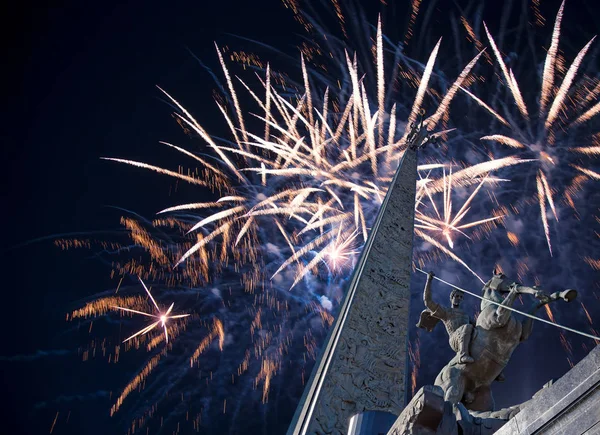 Vuurwerk over het oorlogsmonument in Victory Park op Poklonnaya Hill (Gora), Moskou, Rusland. — Stockfoto