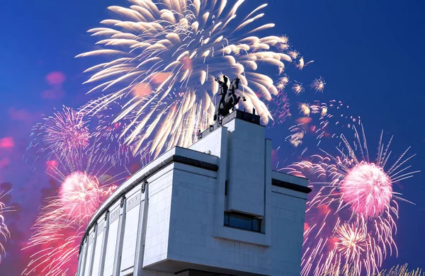 Feux d'artifice sur le mémorial de guerre dans le parc de la Victoire sur la colline Poklonnaya (Gora), Moscou, Russie . — Photo