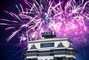  Moskova Kutuzov Caddesi üzerinde Triumphal kemer üzerinde Havai fişek, Rusya.