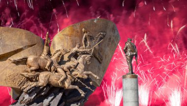 Poklonnaya Hill Zafer Parkı'nda kahramanlar Birinci Dünya Savaşı Anıtı üzerinde Havai fişek, Moskova, Rusya  