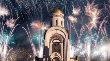 Poklonnaya tepeüzerinde St George Kilisesi üzerinde Havai fişek, Moskova, Rusya.Christ Risen, Rusça büyük Vatansever savaş yazıt ölenlerin Ebedi bellek    
