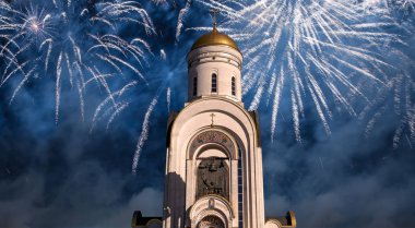 Poklonnaya tepeüzerinde St George Kilisesi üzerinde Havai fişek, Moskova, Rusya.Christ Risen, Rusça büyük Vatansever savaş yazıt ölenlerin Ebedi bellek    