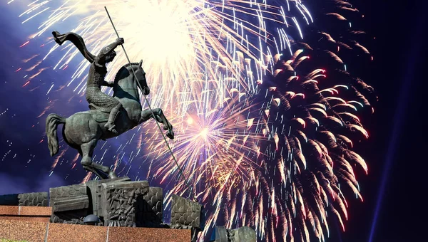 Фейерверк над памятником Святому Георгию, убивающему дракона на Поклонной горе в парке Победы, Москва, Россия — стоковое фото