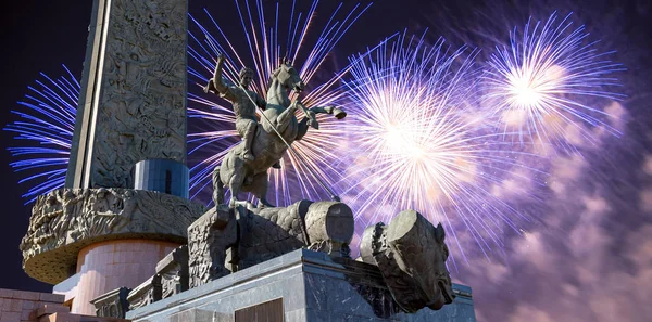 サン・ジョージの記念碑の上の花火は、勝利公園、モスクワ、ロシアのポクロンナヤの丘にドラゴンを殺す — ストック写真