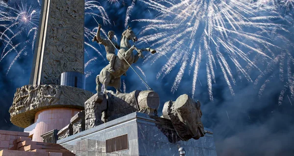 Feux d'artifice sur le monument à Saint George tuant un dragon sur la colline Poklonnaya dans le parc de la Victoire, Moscou, Russie — Photo