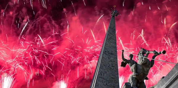 Ohňostroj na pomníku svatého Jiří, který si položil draka na kopec Poklonnaya na Victory Park, Moskva, Rusko — Stock fotografie