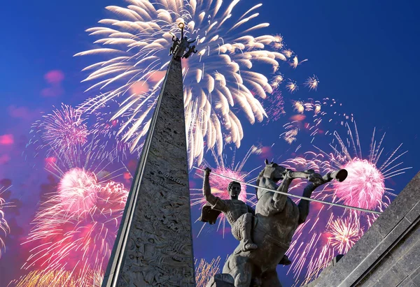 Fogos de artifício sobre o Monumento a São Jorge matando um dragão na colina Poklonnaya em Victory Park, Moscou, Rússia — Fotografia de Stock