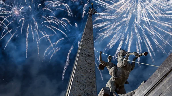 Fogos de artifício sobre o Monumento a São Jorge matando um dragão na colina Poklonnaya em Victory Park, Moscou, Rússia — Fotografia de Stock