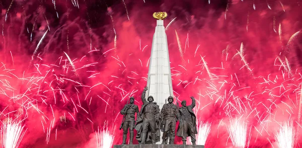 Fireworks over the Monument to countries of anti-Hitler coalition, Alley Partisan in Victory Park on Poklonnaya hill, Moscow, Russia — Stock Photo, Image