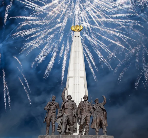 Fyrverkerier över monumentet till länder av Anti-Hitler förening, Alley partisan i Victory Park på Poklonnaya Hill, Moskva, Ryssland — Stockfoto