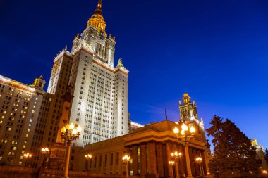 Lomonosov Moskova Devlet Üniversitesi (Msu) Sparrow Hills (gece), ana bina, Rusya. Rus eğitim kurumu.