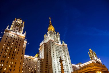 Lomonosov Moskova Devlet Üniversitesi (Msu) Sparrow Hills (gece), ana bina, Rusya. Rus eğitim kurumu.