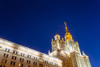 Lomonosov Moskova Devlet Üniversitesi (Msu) Sparrow Hills (gece), ana bina, Rusya. Rus eğitim kurumu.