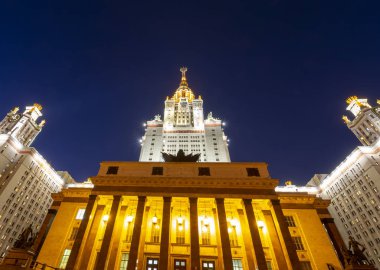 Lomonosov Moskova Devlet Üniversitesi (Msu) Sparrow Hills (gece), ana bina, Rusya. Rus eğitim kurumu.