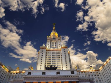 Lomonosov Moskova Devlet Üniversitesi Sparrow Hills (gece), ana bina, Rusya. Rus eğitim kurumu. 