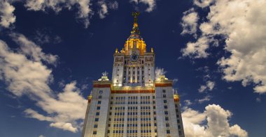 Lomonosov Moskova Devlet Üniversitesi Sparrow Hills (gece), ana bina, Rusya. Rus eğitim kurumu. 