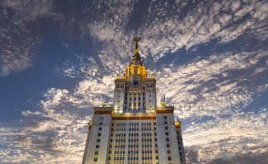 Lomonosov Moskova Devlet Üniversitesi Sparrow Hills (gece), ana bina, Rusya. Rus eğitim kurumu. 