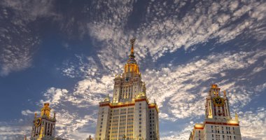 Lomonosov Moskova Devlet Üniversitesi Sparrow Hills (gece), ana bina, Rusya. Rus eğitim kurumu. 