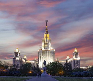 Lomonosov Moskova Devlet Üniversitesi Sparrow Hills (gece), ana bina, Rusya. Rus eğitim kurumu. 