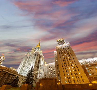 Lomonosov Moskova Devlet Üniversitesi Sparrow Hills (gece), ana bina, Rusya. Rus eğitim kurumu. 