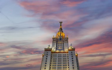 Lomonosov Moskova Devlet Üniversitesi Sparrow Hills (gece), ana bina, Rusya. Rus eğitim kurumu. 