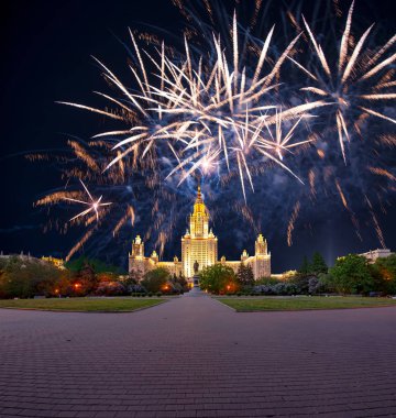 Sparrow 'da Lomonosov Moskova Devlet Üniversitesi 'nde havai fişek gösterisi 