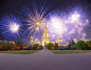 Sparrow 'da Lomonosov Moskova Devlet Üniversitesi 'nde havai fişek gösterisi 