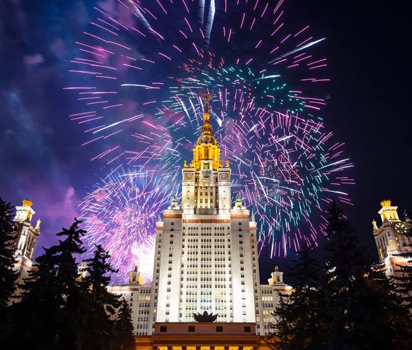お祝いのカラフルな花火は空で爆発. — ストック写真