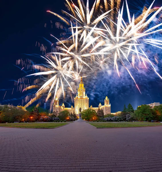 Ohňostroj na Lomonosovova Moskevské státní univerzitě na Spararrow — Stock fotografie