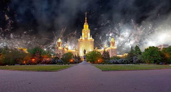 Фейерверк над МГУ им. М.В. Ломоносова на Воробье — стоковое фото