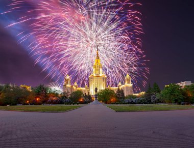Göklerde patlayan kutlama renkli havai fişek.