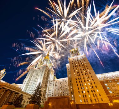 Sparrow 'da Lomonosov Moskova Devlet Üniversitesi 'nde havai fişek gösterisi 