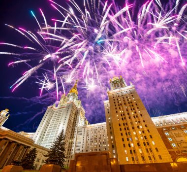 Sparrow 'da Lomonosov Moskova Devlet Üniversitesi 'nde havai fişek gösterisi 