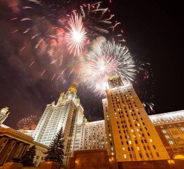 Sparrow 'da Lomonosov Moskova Devlet Üniversitesi 'nde havai fişek gösterisi 