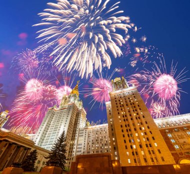 Göklerde patlayan kutlama renkli havai fişek.